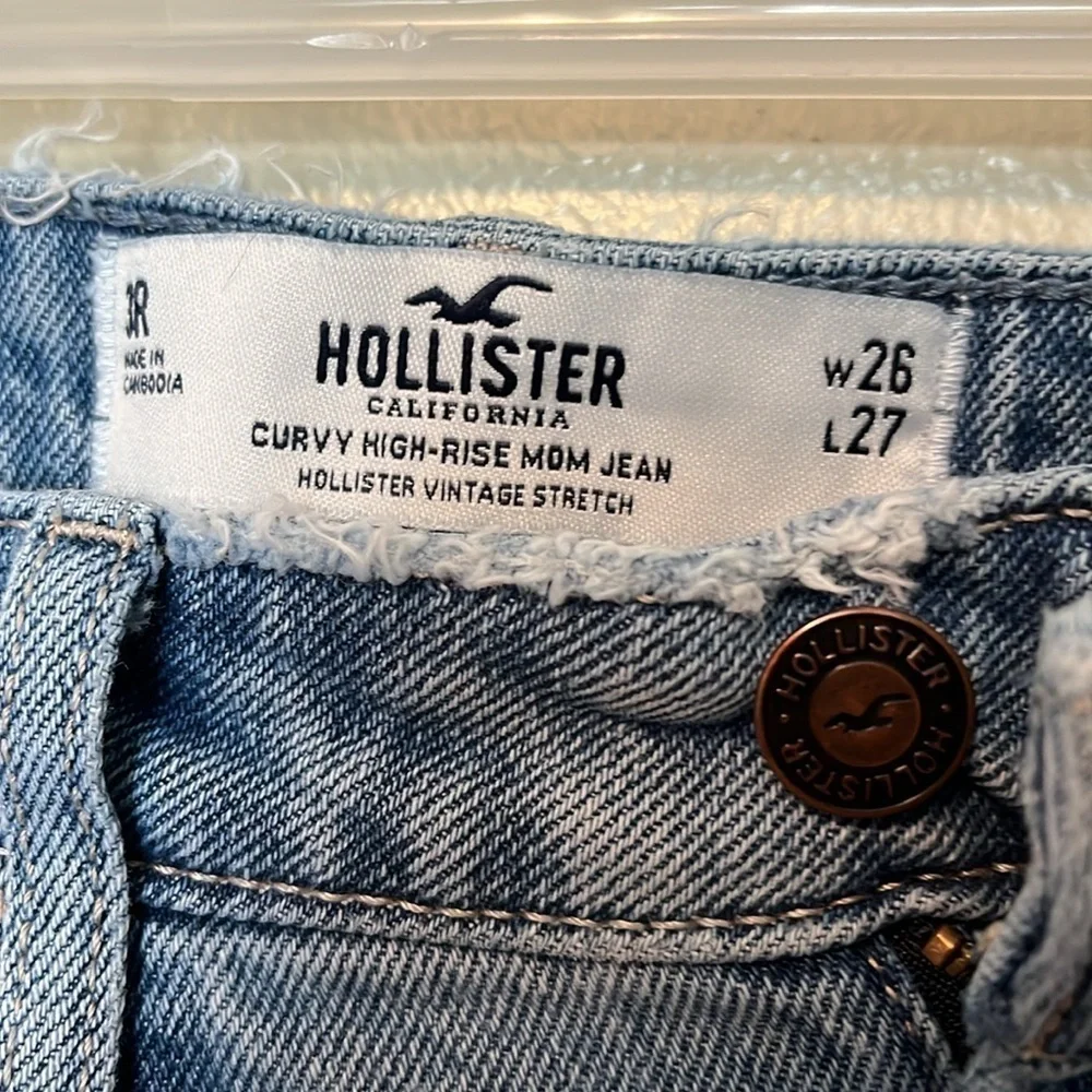 Hollister Curvy High Rise Mom Jean Vintage Stretch Size 3R. Waist 26,Length 27